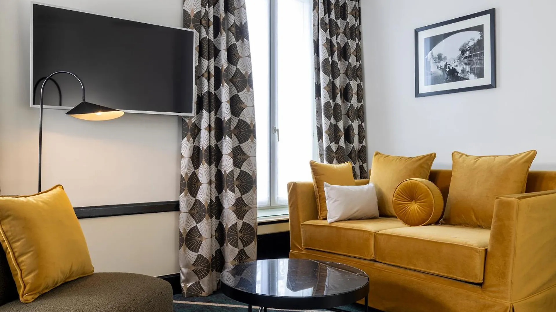 ****  Hotel Aiglon Paris France
